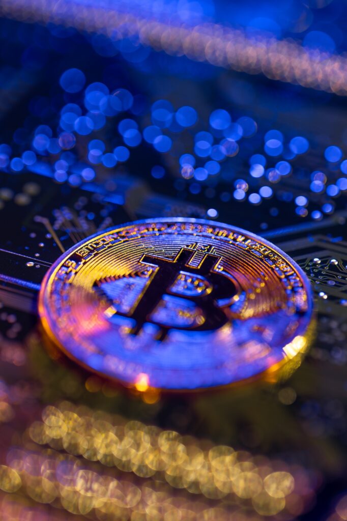 primer plano de moneda bitcoin en placa de circuitos-concepto-financiero.jp