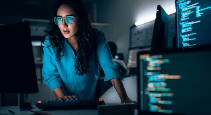 Mujer revisando computador