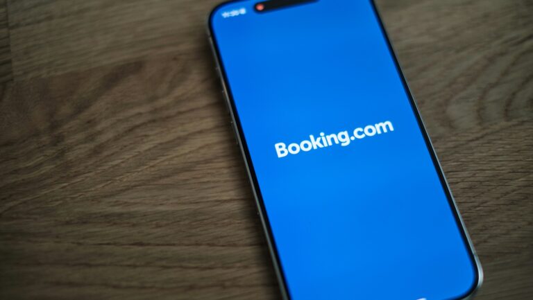 Correo falso que suplanta a Booking y utiliza ingeniería social para distribuir malware mediante la técnica ClickFix.