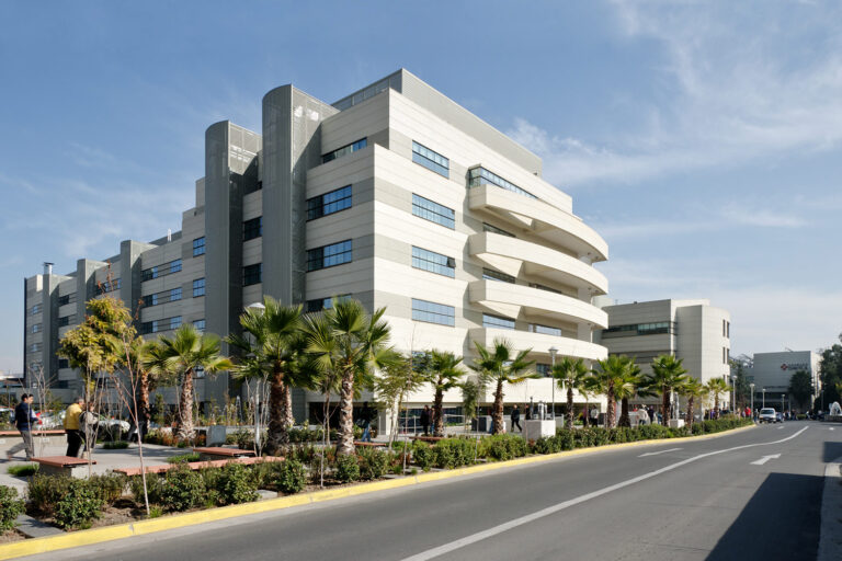 Edificio de Clínica Dávila, afectada por un ataque de ransomware y filtración de datos de pacientes en Chile