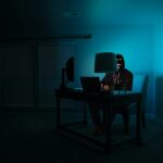 Representación conceptual de una cuenta digital comprometida y acciones rápidas de ciberseguridad para contener un hackeo.