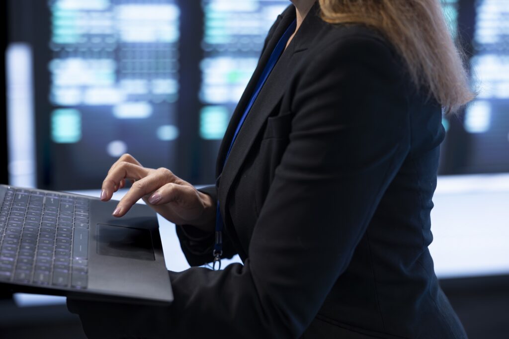 Mujeres profesionales trabajando en ciberseguridad y análisis digital