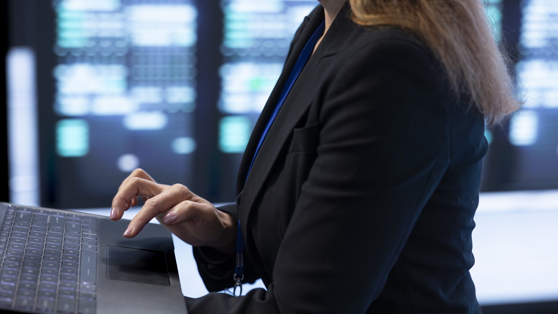 Mujeres profesionales trabajando en ciberseguridad y análisis digital