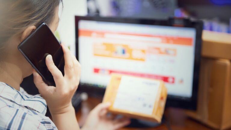 quishing CyberDay Chile — código QR malicioso en paquete sospechoso