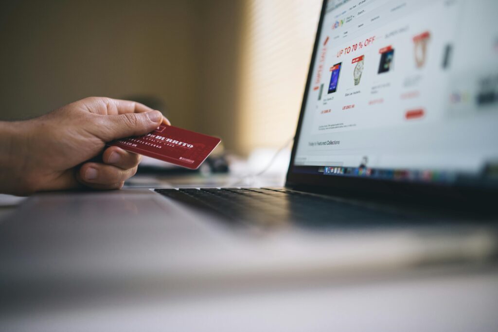 quishing CyberDay Chile — código QR malicioso en paquete sospechoso