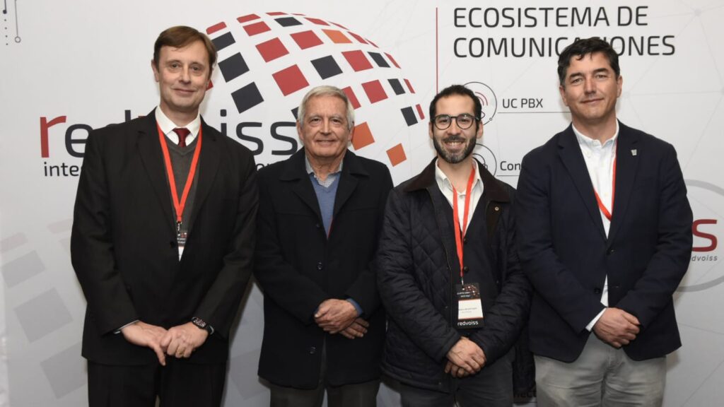 equipo gerencial y ejecutivo de redvoiss durante el evento de lanzamiento de iris
