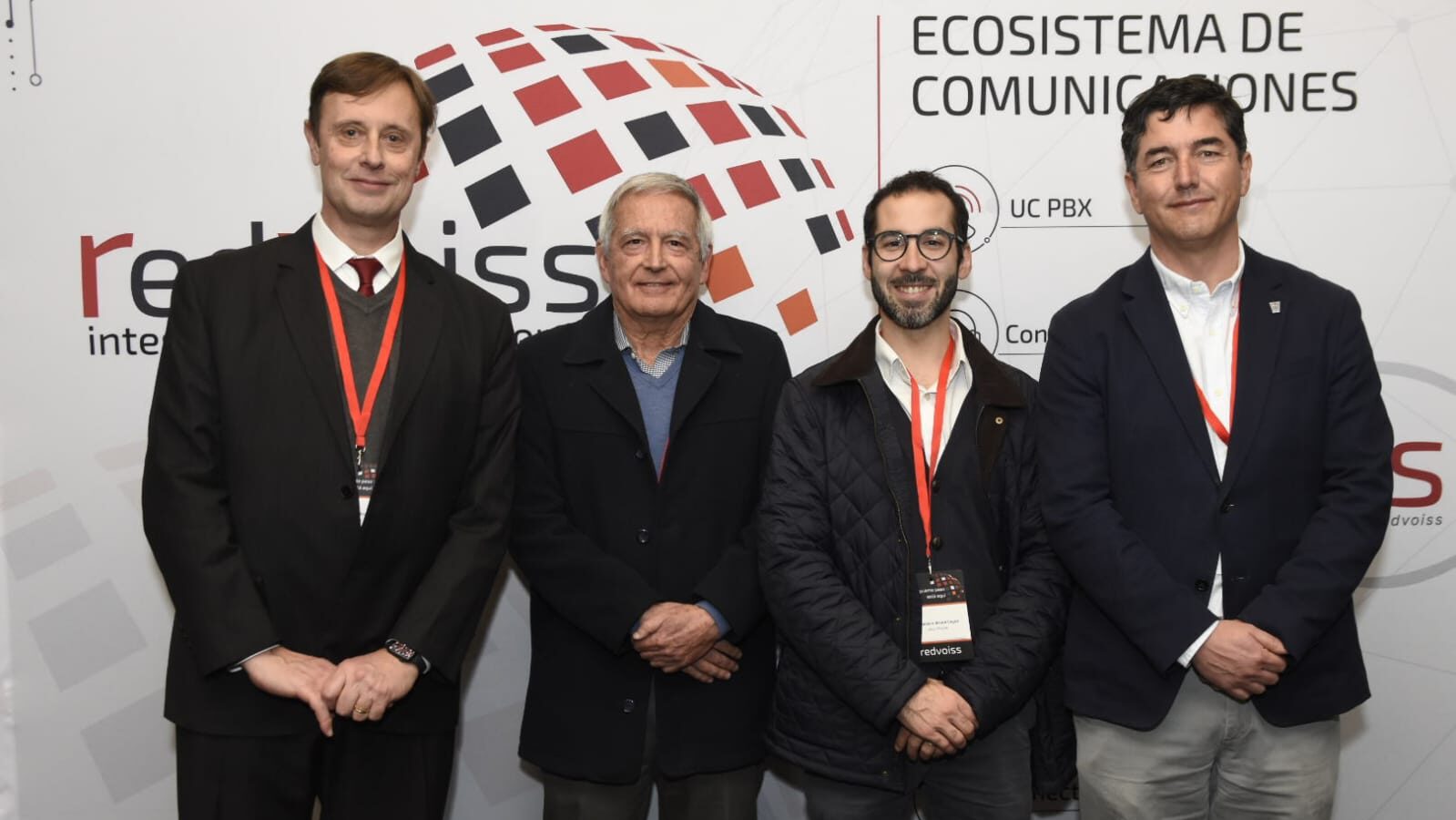 equipo gerencial y ejecutivo de redvoiss durante el evento de lanzamiento de iris