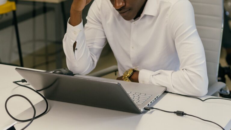 Ciberataques al entorno laboral — señuelos que imitan Zoom, Outlook y OneDrive