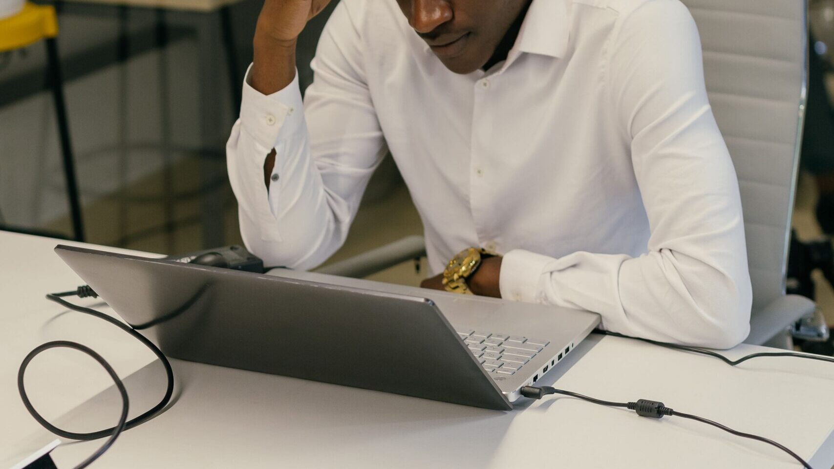 Ciberataques al entorno laboral — señuelos que imitan Zoom, Outlook y OneDrive