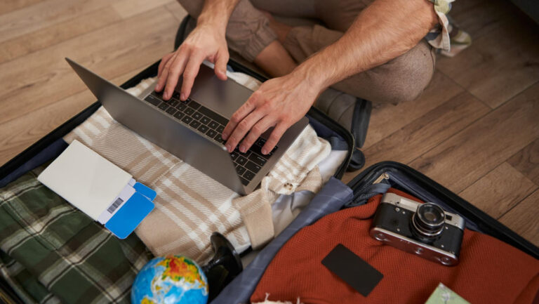 phishing a viajeros — persona con smartphone ante sitio falso de aerolínea