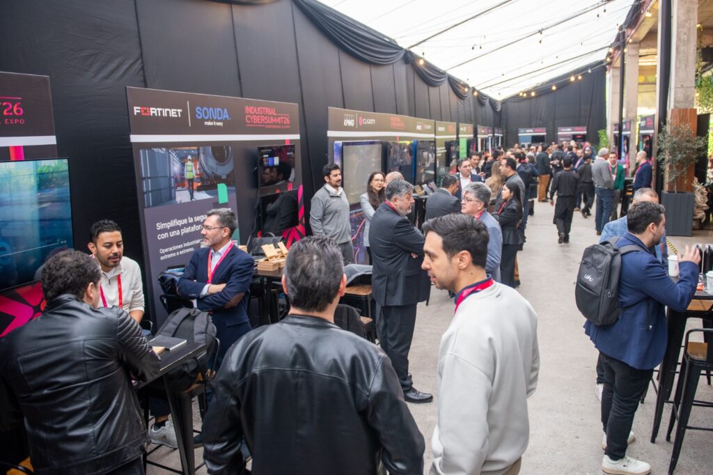 Asistentes recorriendo la exhibición del Industrial Cyber Summit Chile 2026