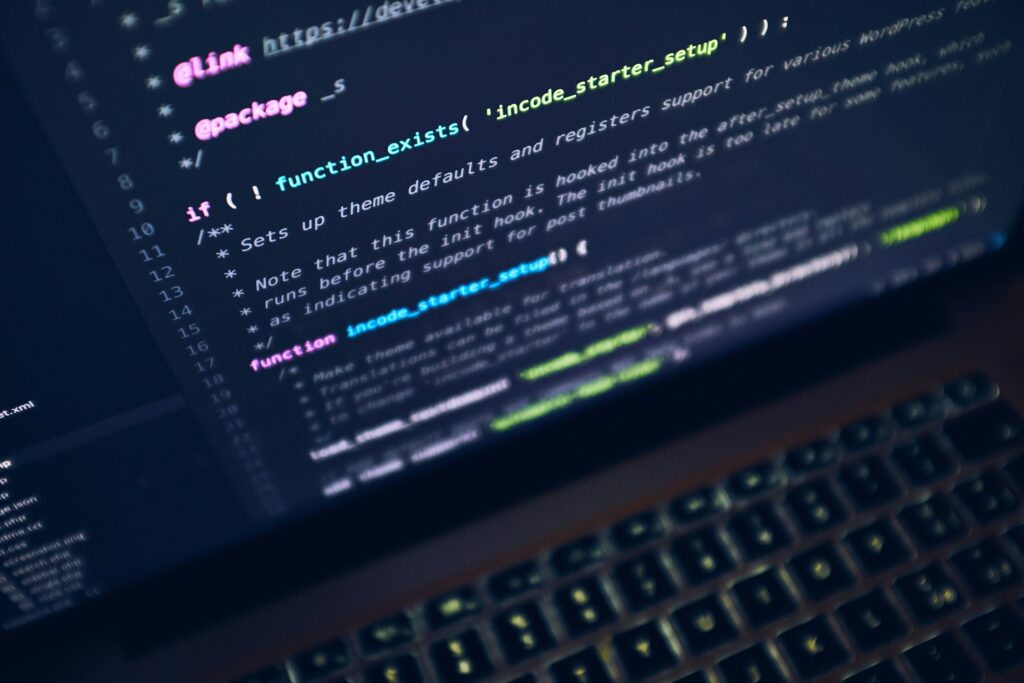 inteligencia de ciberamenazas — primer plano de código en pantalla oscura