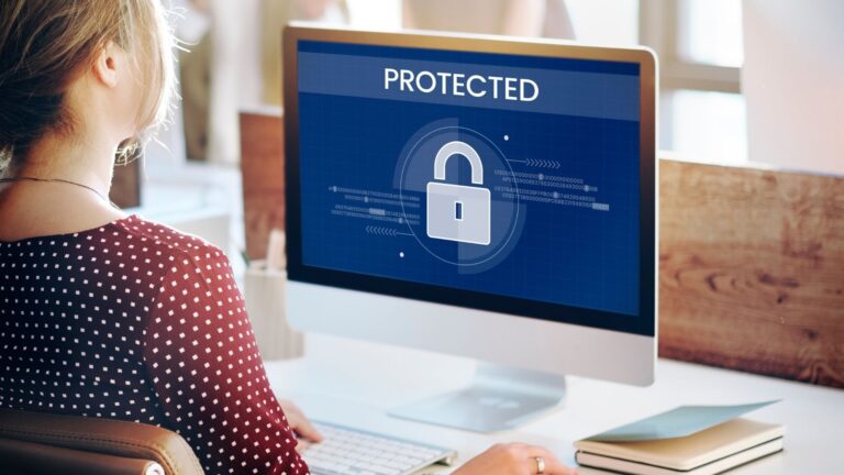 Protección de datos — mujer frente a monitor con candado y mensaje Protected