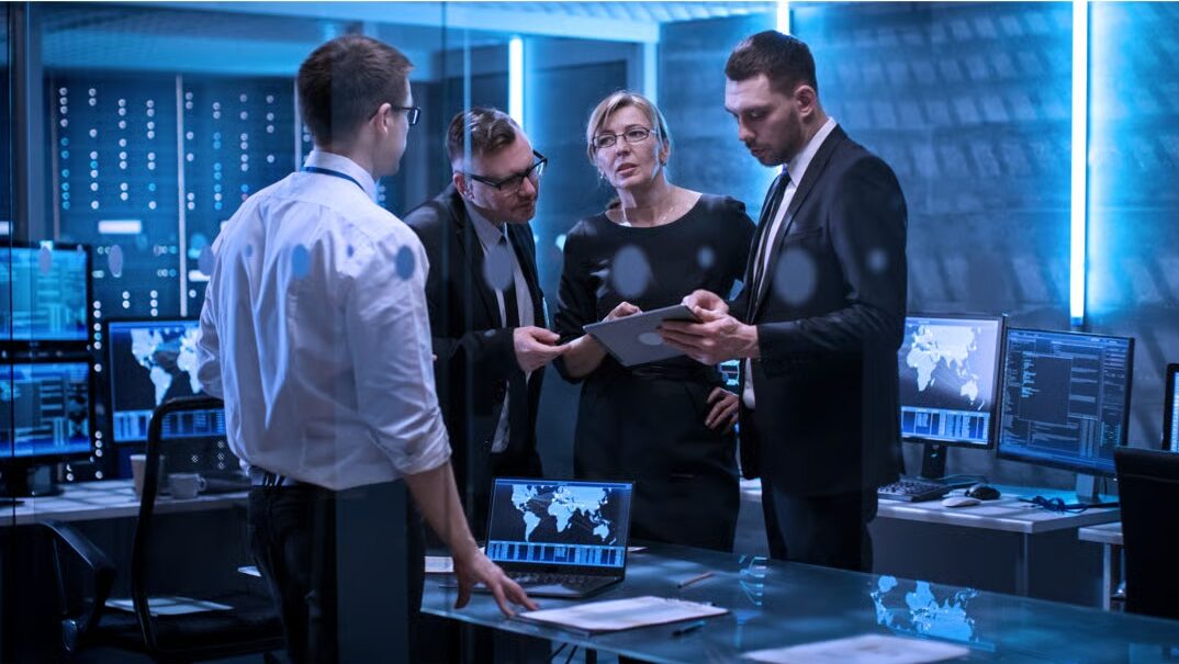 MSP Perspectives 2026 — equipo revisa datos de ciberseguridad en centro de operaciones