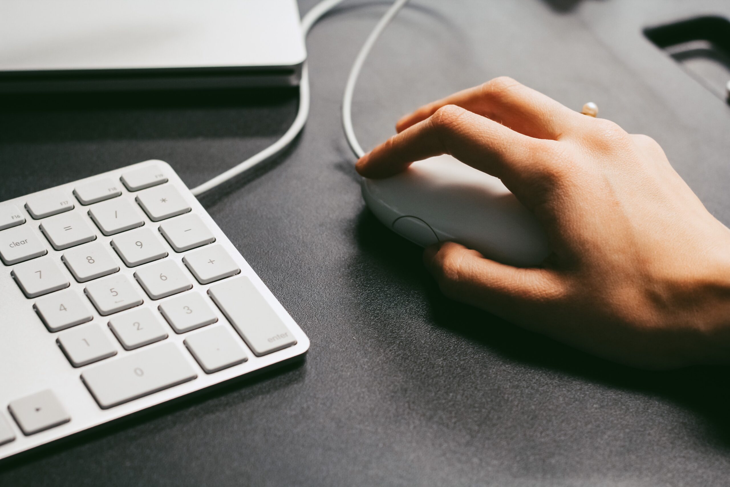 Ley de datos personales — mano sobre mouse junto a teclado numérico