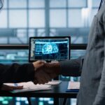 SOC en América Latina — dashboard de operaciones de seguridad en pantalla oscura