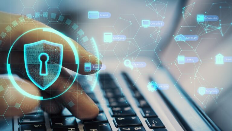 Ley Marco de Ciberseguridad — mano protegiendo datos con candado e iconos de ciberseguridad