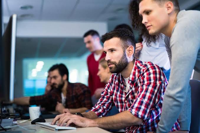 Equipo de especialistas en ciberseguridad trabajando frente a computadores