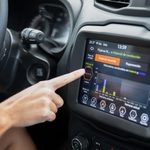 malware en autos — pantalla inteligente Android en tablero de vehículo