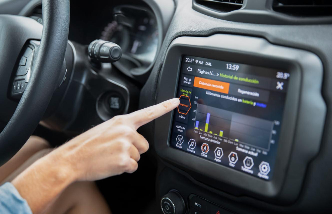 malware en autos — pantalla inteligente Android en tablero de vehículo