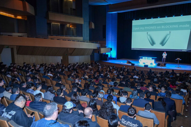 8.8 Unreal — público en el auditorio durante una charla