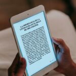 PDF malicioso — persona revisando un documento PDF en una tablet Título: eset-pdf-malicioso-2026