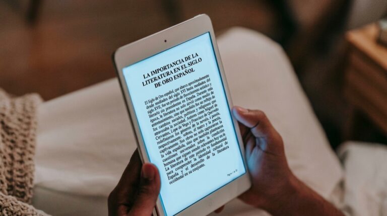 PDF malicioso — persona revisando un documento PDF en una tablet Título: eset-pdf-malicioso-2026