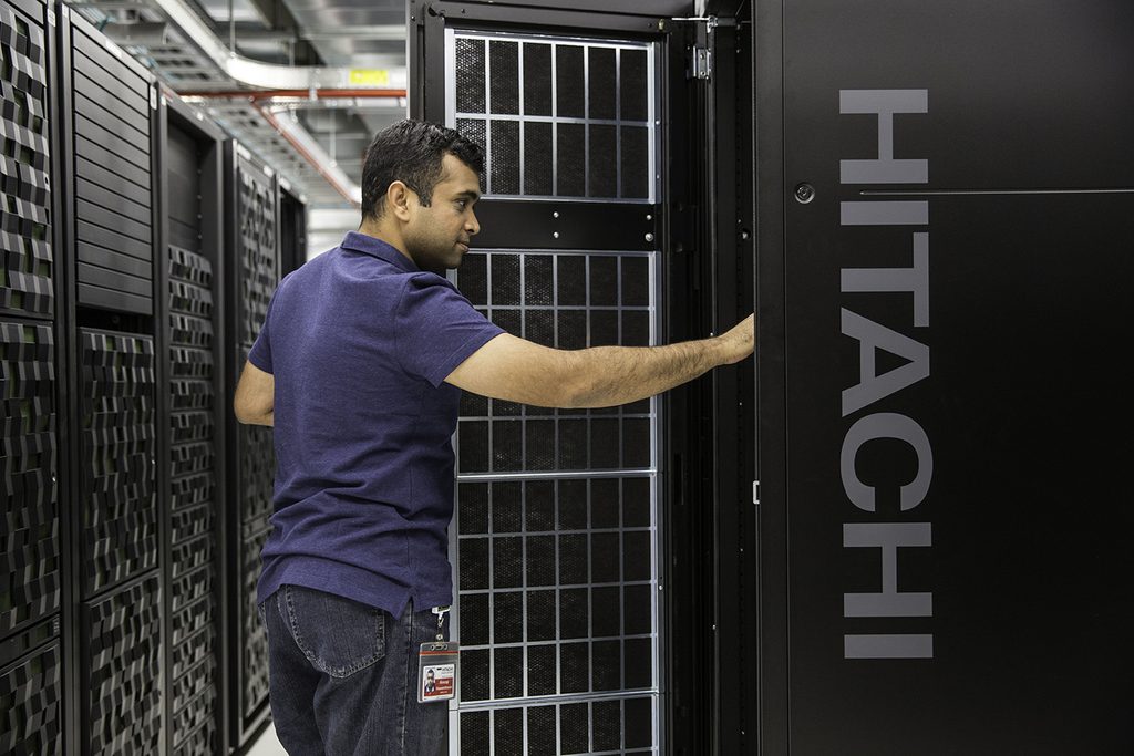 Técnico supervisa racks de servidores en un data center, imagen del comunicado de Hitachi Vantara sobre la certificación Common Criteria de VSP One.