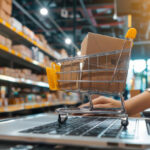 ciberataques en retail — carro de compras sobre laptop en tienda