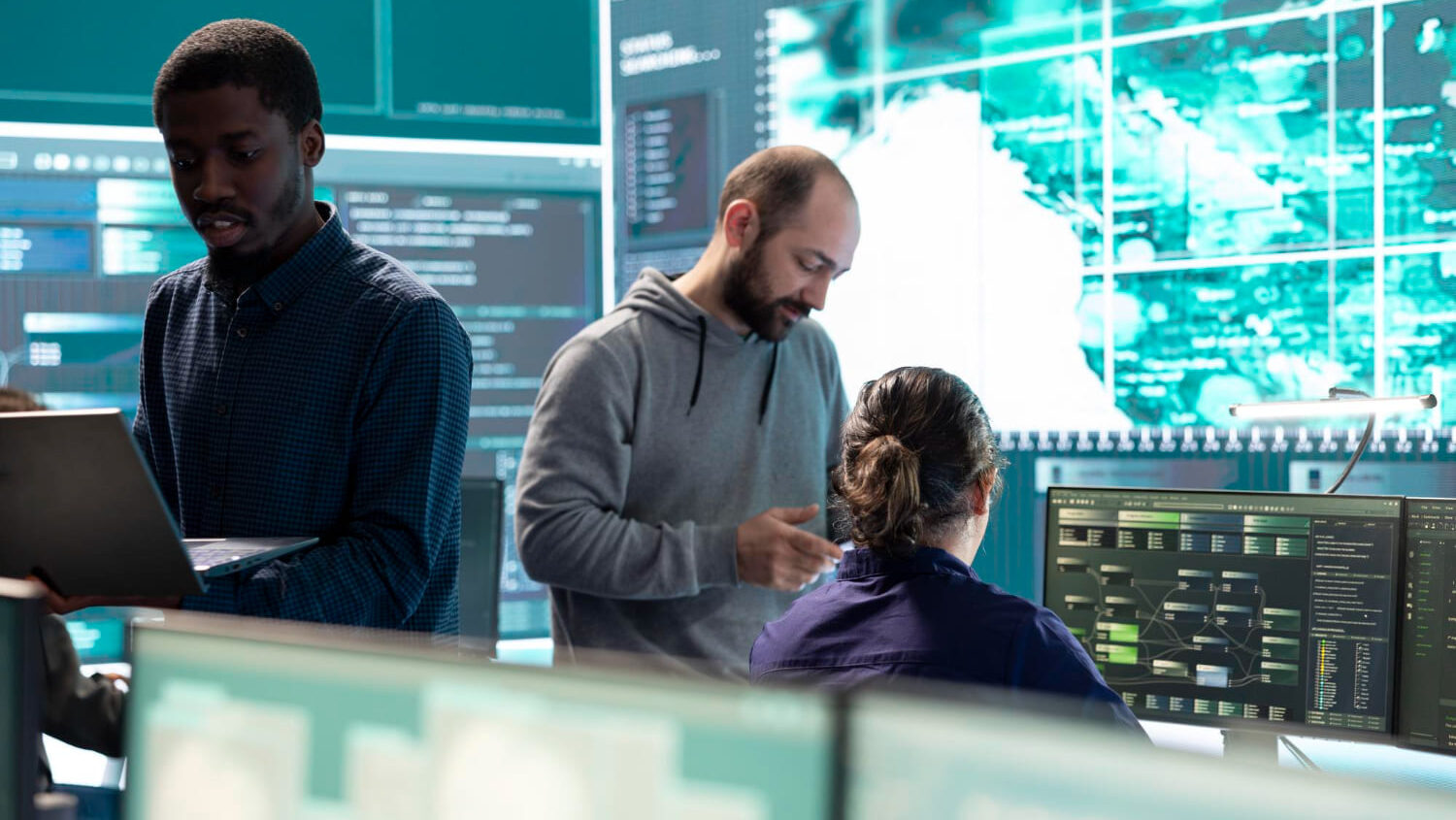 implementar un SOC — equipo trabajando frente a pantallas de monitoreo