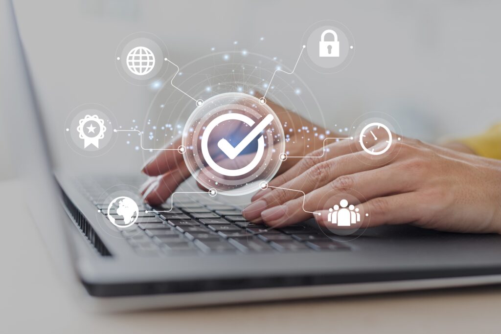 Manos sobre un ícono de candado y verificación que simboliza la protección de datos personales